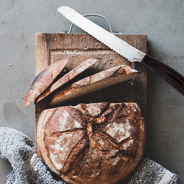 Brotmesser Wellenschliff in silber mit hölzernem Griff als Bread Knife - Ibonto.de